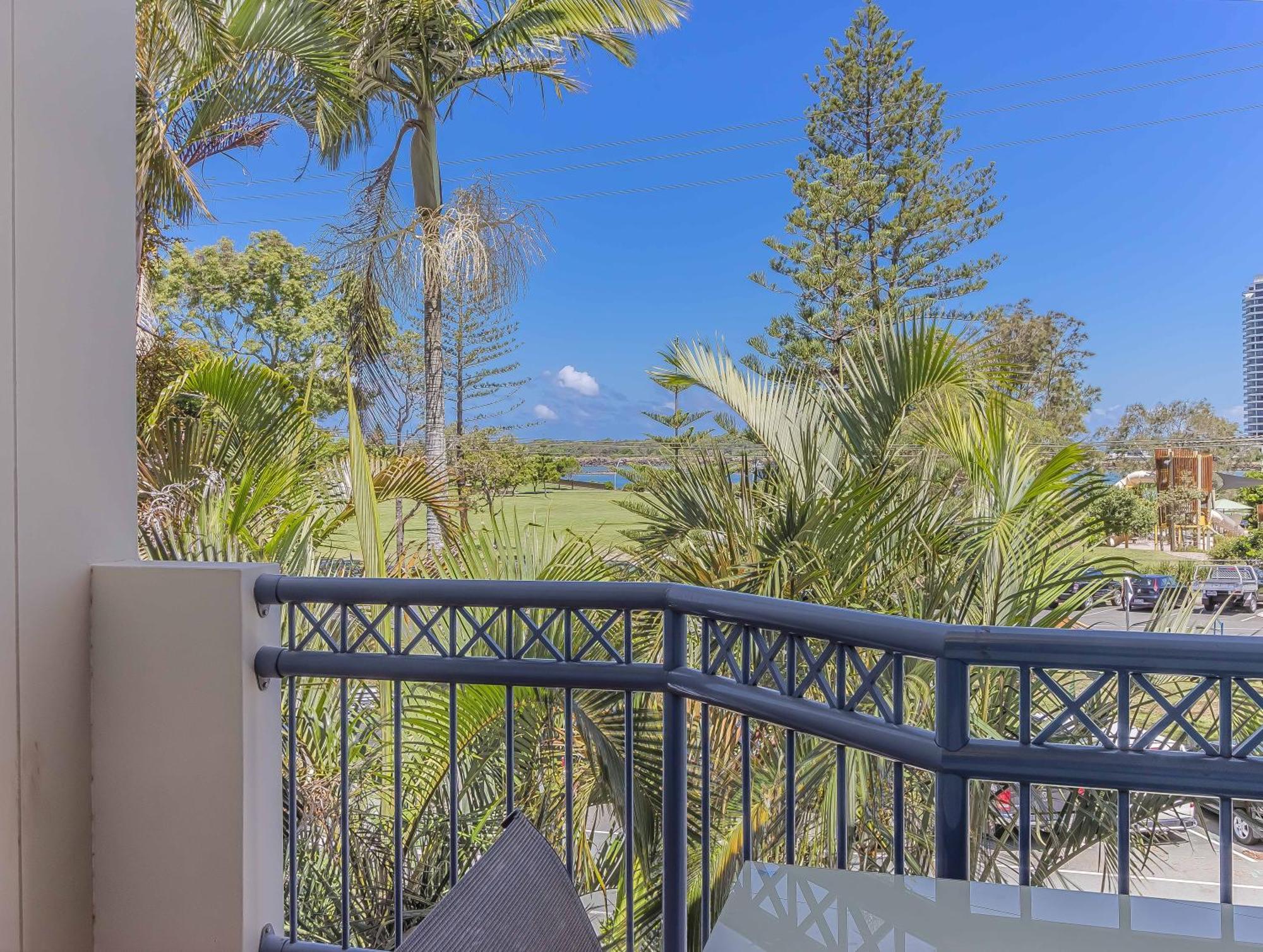 Bella Mare Coolangatta Beachside Apartments โกลด์โคสต์ ภายนอก รูปภาพ