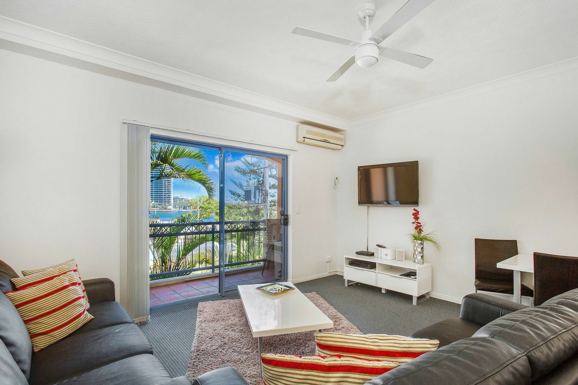 Bella Mare Coolangatta Beachside Apartments โกลด์โคสต์ ภายนอก รูปภาพ